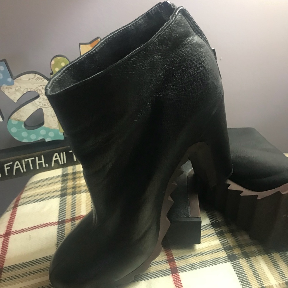 Jagged edge boots